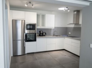 Kühlschrank, Mikrowelle, Ofen, Wasserkocher mit Kaffee-/Teezubehör