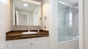Combined shower/bathtub, hair dryer, towels