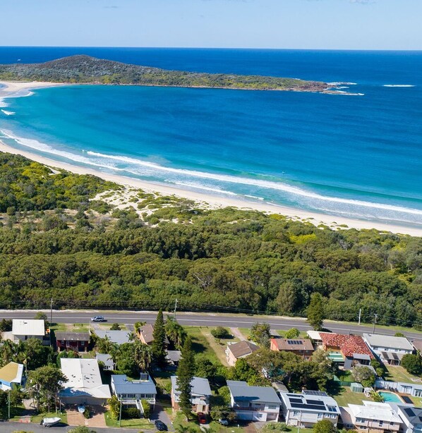 Beach - Quiet pet friendly holiday house in Fingal Bay (Fingal Bay)