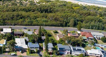 Quiet pet friendly holiday house in Fingal Bay