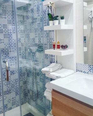 Suihku, hiustenkuivaaja, bidee, pyyhkeet