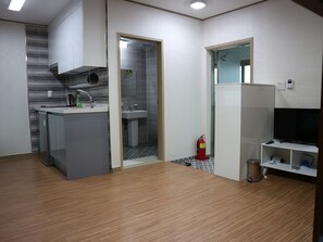 Shared Dormitory, Men only (8 people) | Private kitchenette | Fridge, microwave, stovetop, coffee/tea maker - Blue Island Guesthouse - Hostel (Seogwipo)