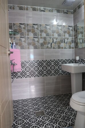Shower, free toiletries, hair dryer, slippers - Blue Island Guesthouse - Hostel (Seogwipo)