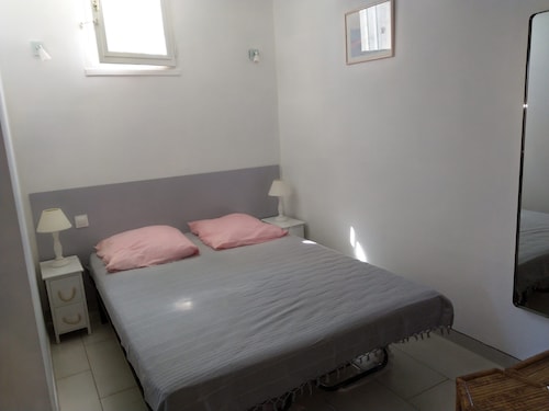 Bright seafront house with superb sea view, 2 free parking spaces.
