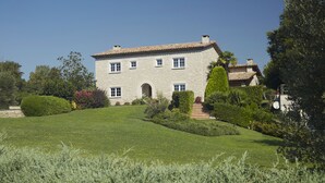 Unclassified image, 2 of 57, button - OFFER: Exclusive rural house with large garden, spectacular pool and spa. (Gurb)