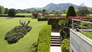 Unclassified image, 3 of 57, button - OFFER: Exclusive rural house with large garden, spectacular pool and spa. (Gurb)