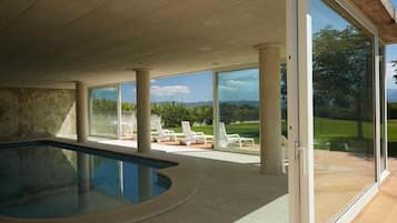 Una piscina cubierta, una piscina al aire libre