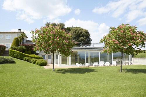 OFFER: Exclusive rural house with large garden, spectacular pool and spa.