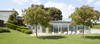 OFFER: Exclusive rural house with large garden, spectacular pool and spa.