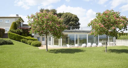 OFFER: Exclusive rural house with large garden, spectacular pool and spa.
