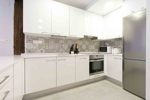 Kühlschrank, Mikrowelle, Ofen, Geschirrspüler