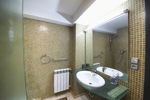 Bathtub, hair dryer, towels - Niza | The Rentals Collection (San Sebastián)