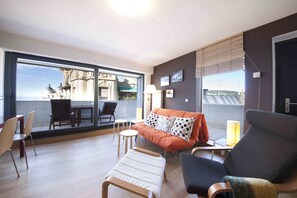 TV - Niza | The Rentals Collection (San Sebastián)