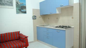 Frigorifero, piano cottura, bollitore elettrico