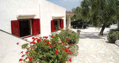 Zwei-Zimmer-Villen in Vieste in der Nähe des Meeres mit Klimaanlage und Garten