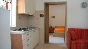 Frigorifero, piano cottura, bollitore elettrico