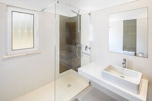 Combined shower/bathtub, hair dryer, bidet, towels - Villa Andorinha - Modern villa within walking distance of beach and center Carvoeiro. (carvoeiro)