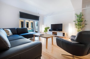 Loft, 1 habitación (SR201) | Zona de estar | Televisión de pantalla plana de 42 pulgadas con canales por cable