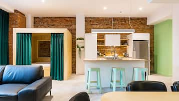 Loft familiar, 2 baños (SR102) | Sala de estar | Televisión de pantalla plana de 42 pulgadas con canales por cable