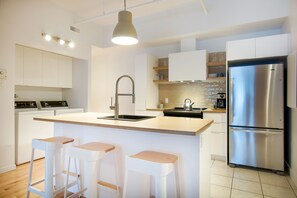 Loft familiar (SR202) | Cocina privada | Frigorífico grande, microondas, horno y placa de cocina