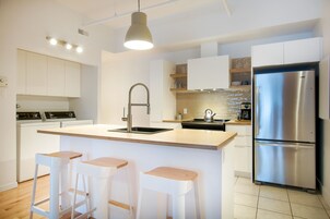 Loft familiar (SR202) | Cocina privada | Frigorífico grande, microondas, horno y placa de cocina