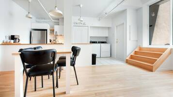 Căn hộ, 2 phòng ngủ, sân hiên (SR301) | Khu phòng khách | TV màn hình phẳng 42-inch có truyền hình cáp, Smart TV