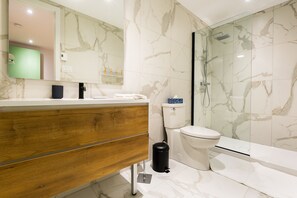 Familien-Loft, 2 Bäder (SR102) | Badezimmer | Duschwanne, Komfortbadewanne, Haartrockner, Handtücher