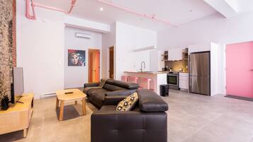 Loft, 2 Bedrooms (SR101) | Living area | 42-inch flat-screen TV with cable channels, Smart TV