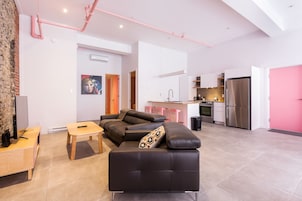 Loft, 2 habitaciones (SR101) | Zona de estar | Televisión de pantalla plana de 42 pulgadas con canales por cable