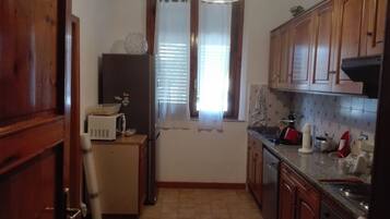 Frigorifero, microonde, pentole/stoviglie/utensili