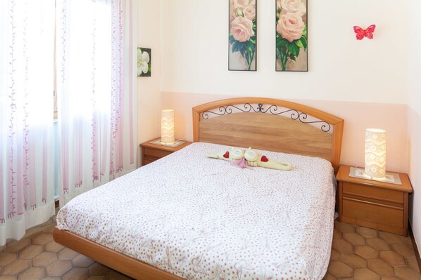 1 chambre, fer et planche à repasser, lit de bébé portatif