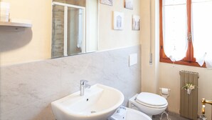 A bathroom with two sinks, a toilet, and a shower. - Eveten 1 - apartment for 4, in town centre, 500 metres from the beach, with parking (Diano Marina)