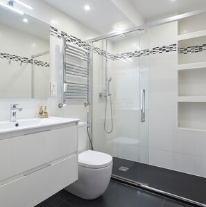 Een douche, een haardroger, handdoeken