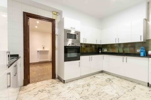 Kühlschrank, Mikrowelle, Ofen, Geschirrspüler