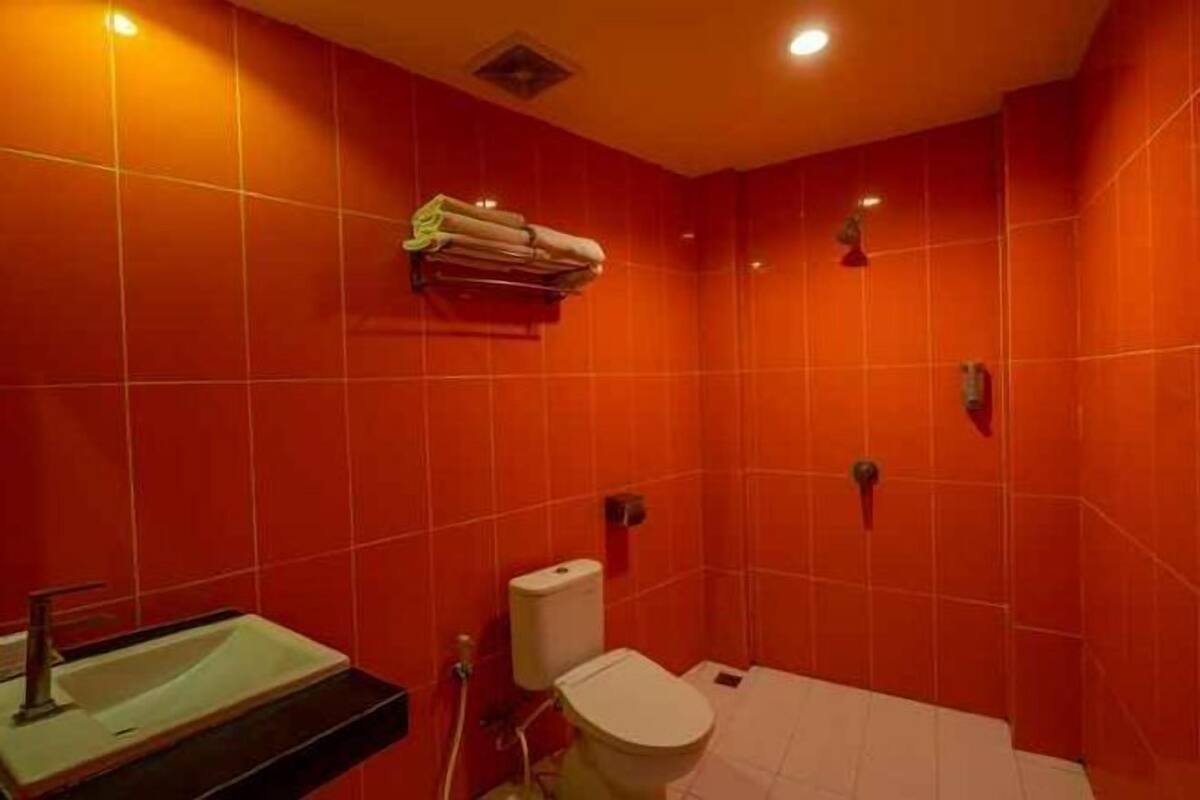 Bathroom | Shower, free toiletries, slippers, towels