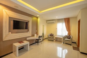 Habitación Deluxe | Caja fuerte, escritorio, espacio para trabajar con un portátil