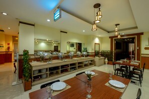 Petit déjeuner continental (50000 IDR par personne)