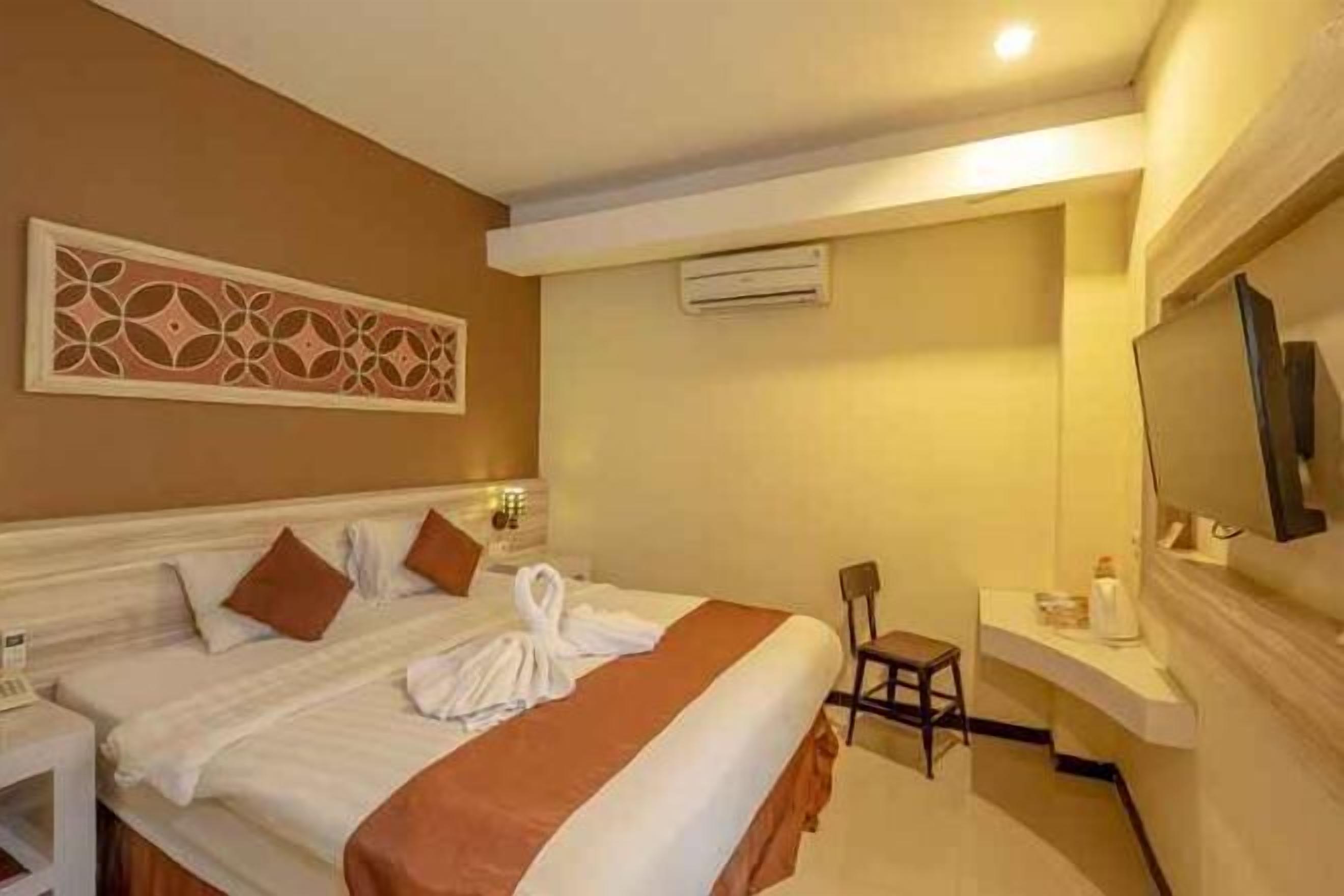 Zimmersafe, Schreibtisch, laptopgeeigneter Arbeitsplatz