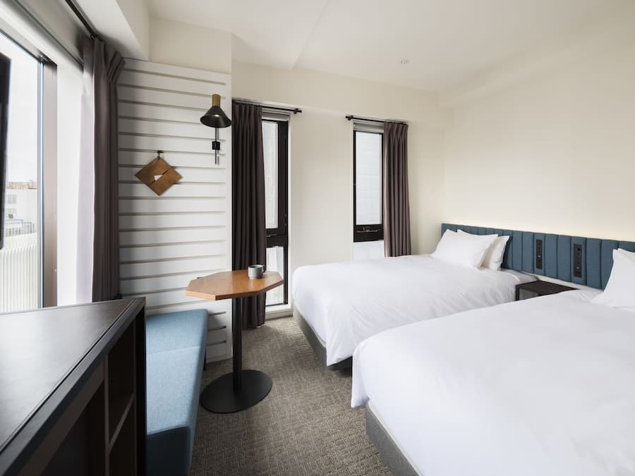 Duntäcken, bäddmadrasser och värdeförvaringsskåp på rummet