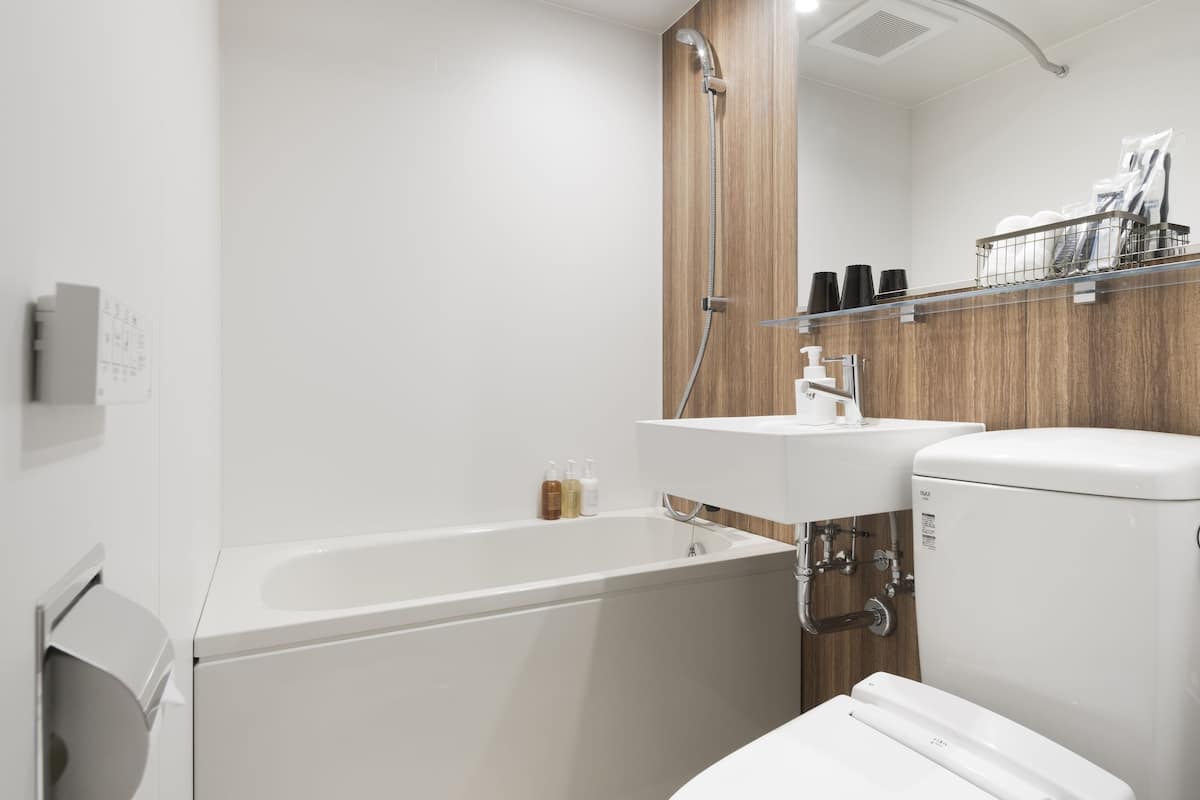 combined shower/bathtub, deep-soaking bathtub, hydromassage showerhead