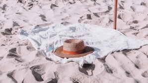 På stranden, solsenger, parasoller og strandhåndklær