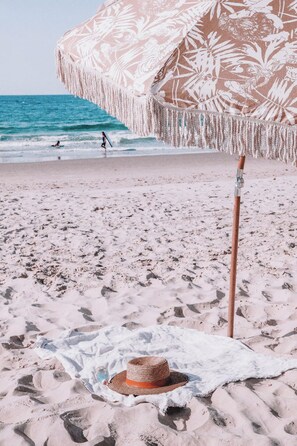Aan het strand, ligstoelen aan het strand, parasols, strandlakens