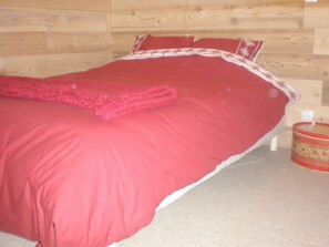 3 bedrooms, iron/ironing board, travel cot, free WiFi