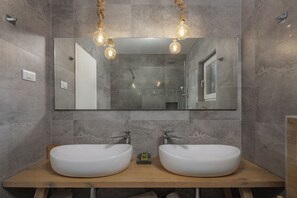 Shower, eco-friendly toiletries, hair dryer, towels - An oasis of tranquility Villa Divinus, with heated pool (Polača)