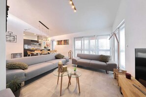 Smart TV, fireplace, video games, ping pong