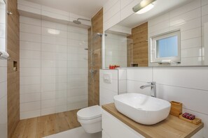Dusche, umweltfreundliche Kosmetikartikel, Haartrockner, Handtücher