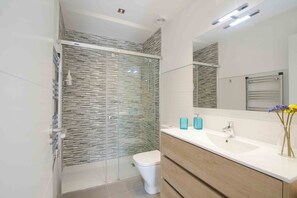 Shower, hair dryer, towels
