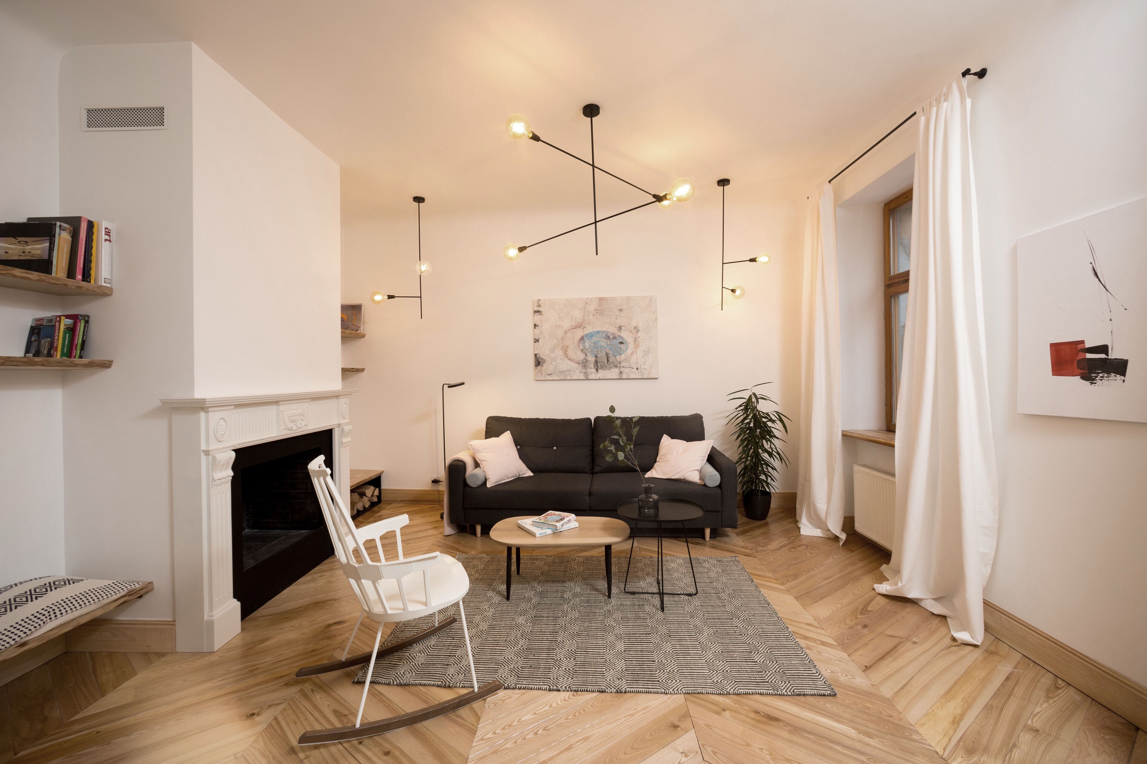 Smart TV, chimenea y libros 