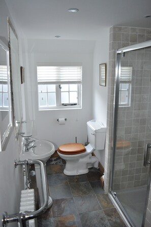 Badewanne, Haartrockner, Handtücher, Seife