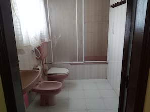 Duschwanne, Haartrockner, Bidet, Handtücher